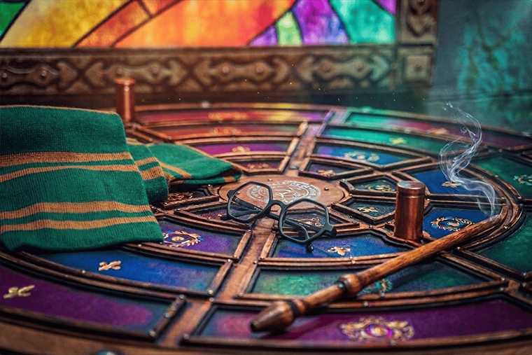 les lunettes posés sur une table