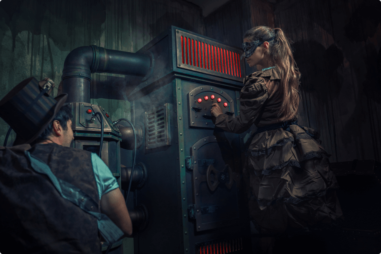 Un homme et une femme essayent de déjouer une énigme dans un escape game Steampunk à Lyon