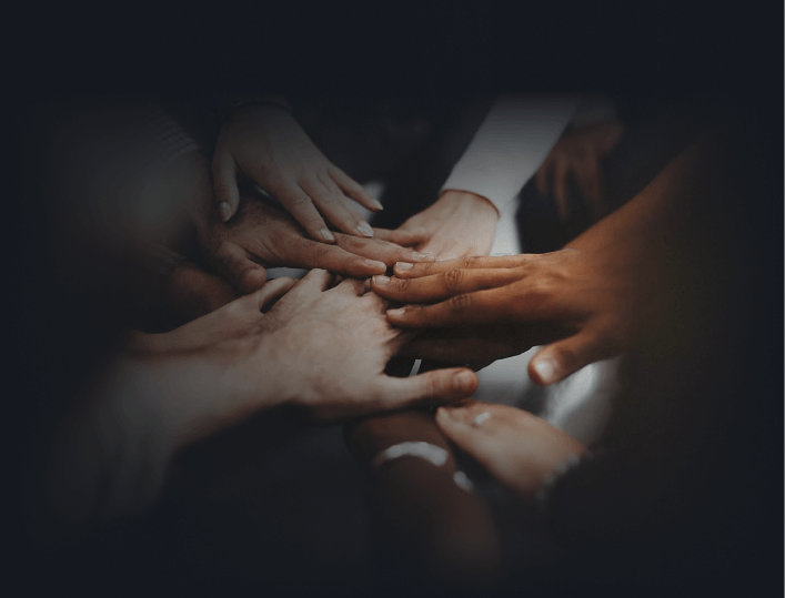 des amis se tiennent par la main lors d'un escape game en teambuilding