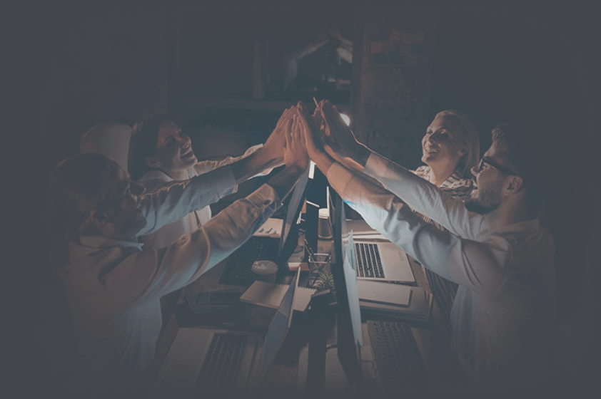 des emplyes qui se felicitent a la fin d'un escape game a Lyon