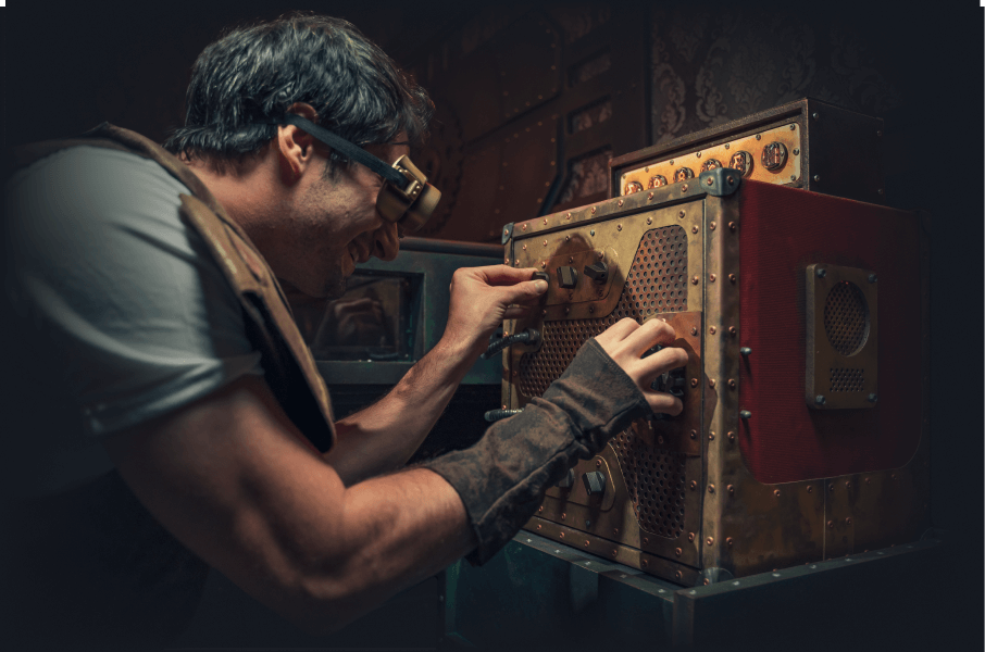 joueur essayant de crocheter un coffre fort dans un escape game