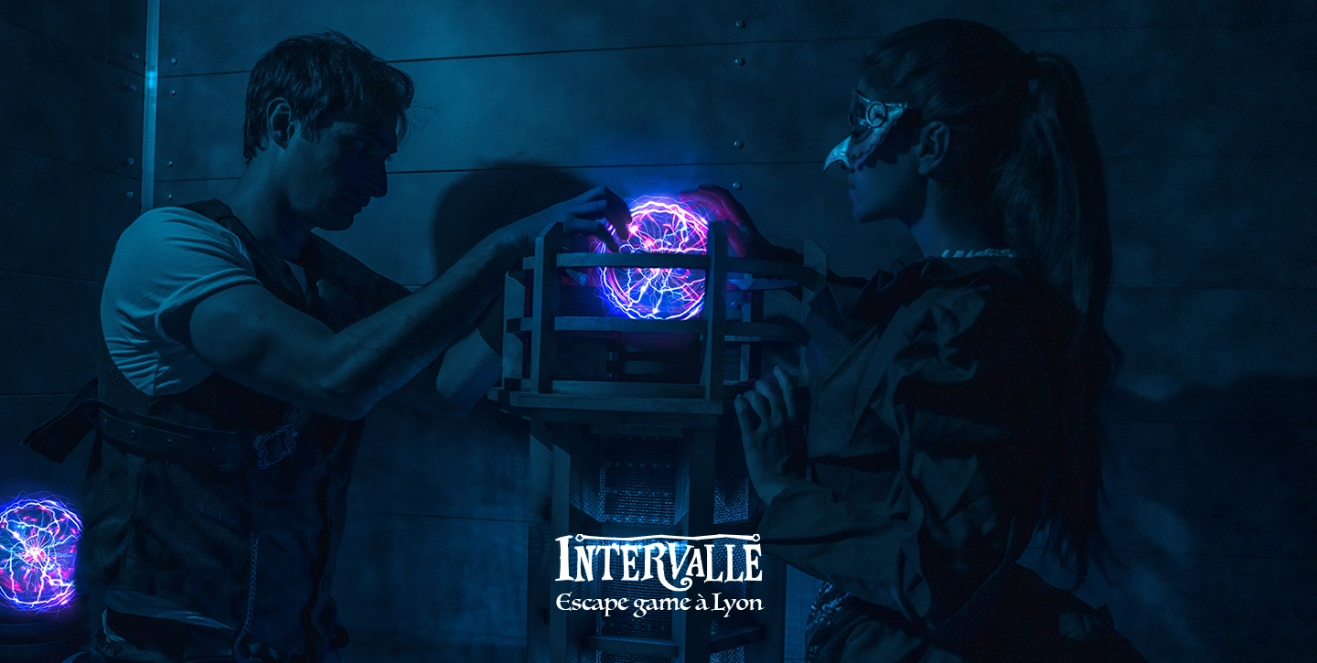 deux participants d un escape game a Lyon touchant une boule tesla dans une piece sombre