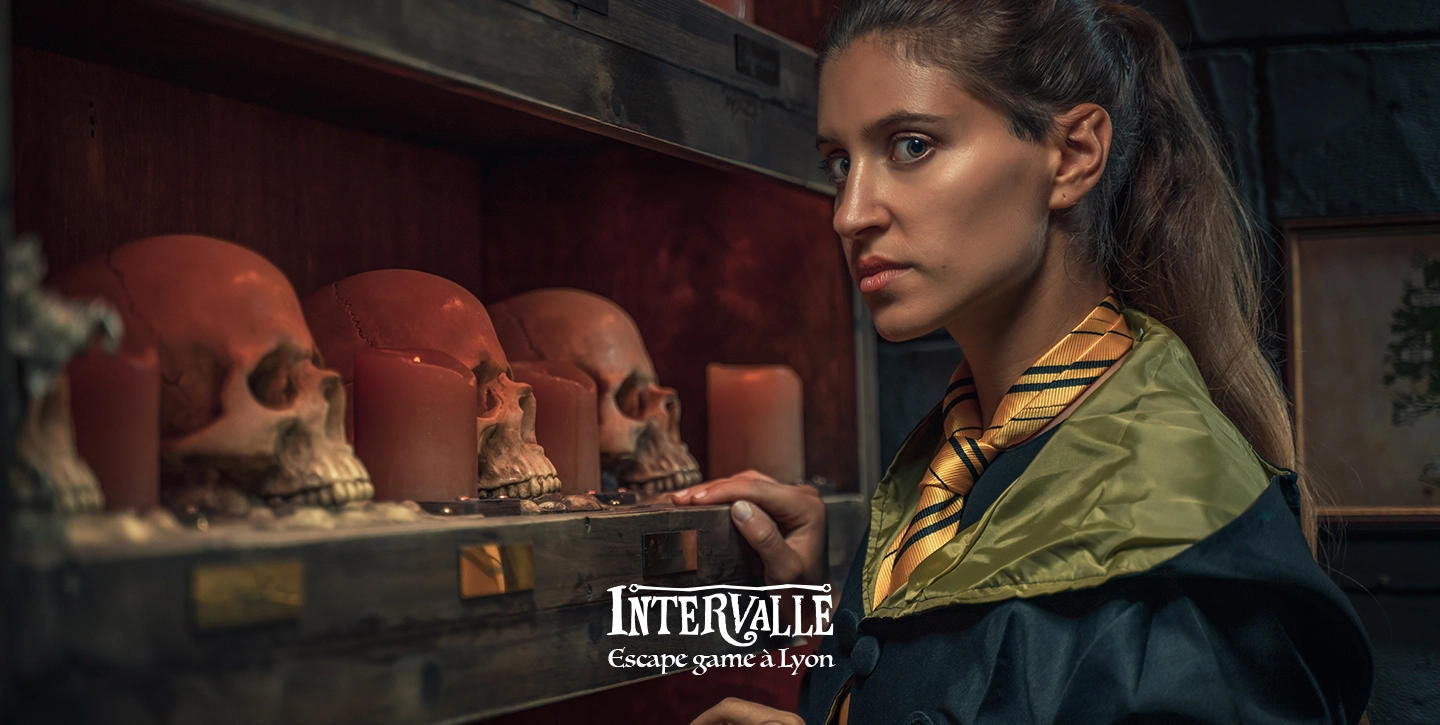 une magicienne observant au loin dans un escape game pour 2 personnes a Lyon