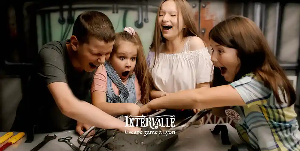 une famille devant une enigme en train de samuser dans un escape game intervalle a Lyon