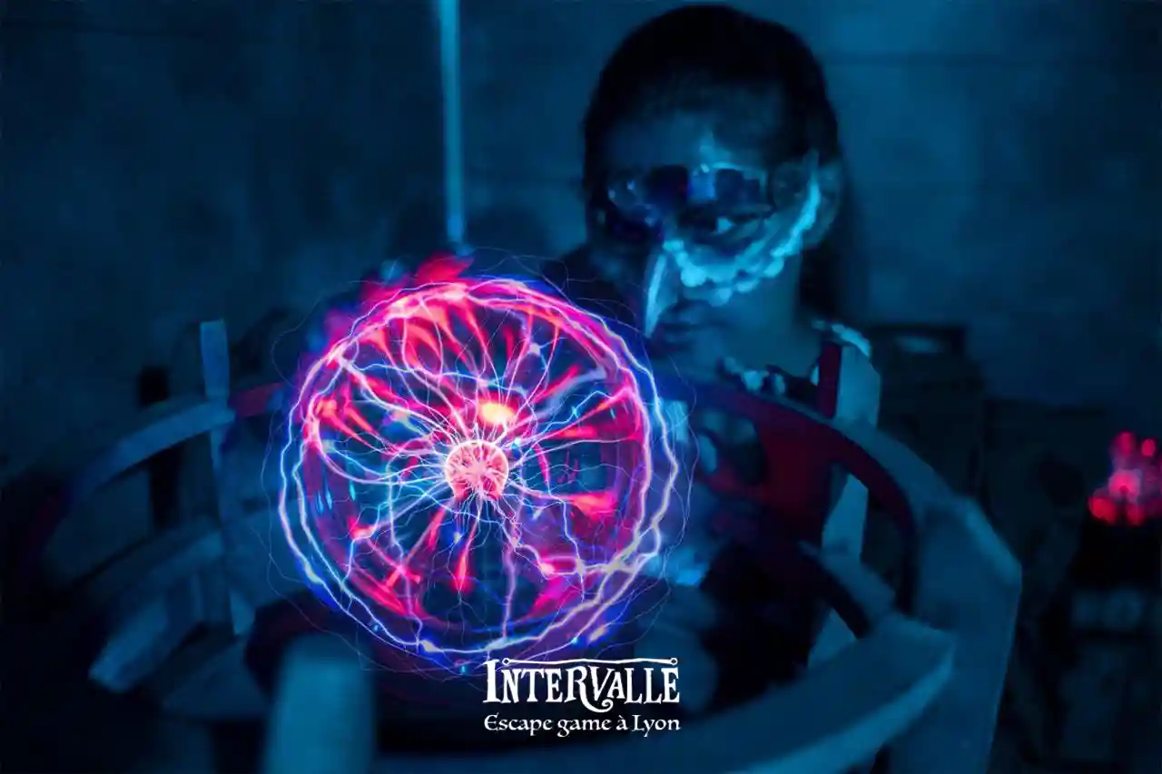 Une femme habille en steampunk observe une boule tesla qui degage de lenergie dans un escape game mécanisation a Lyon