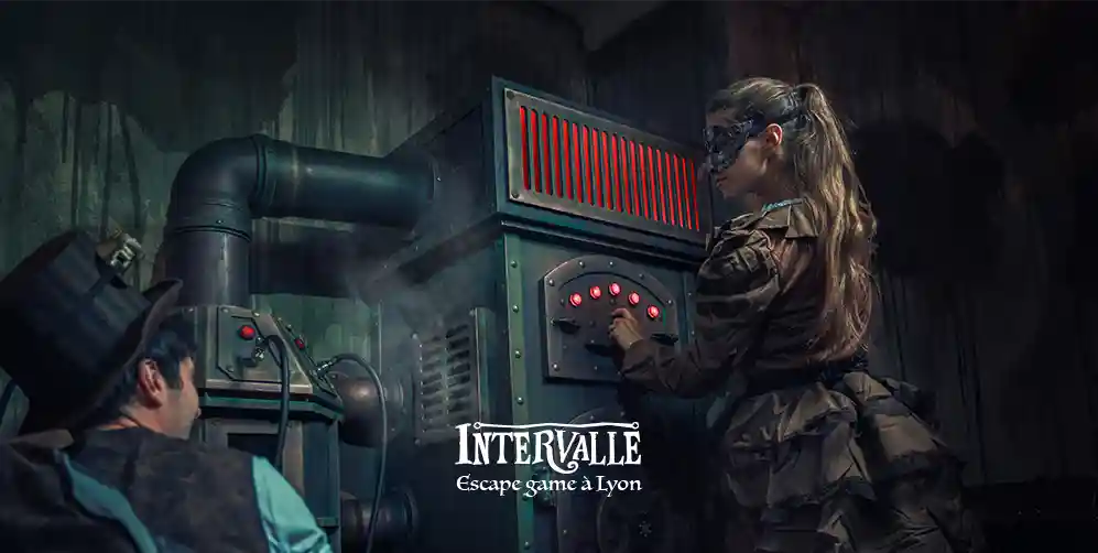 deux participants dans un escape game en famille a Lyon manipulent des enigmes