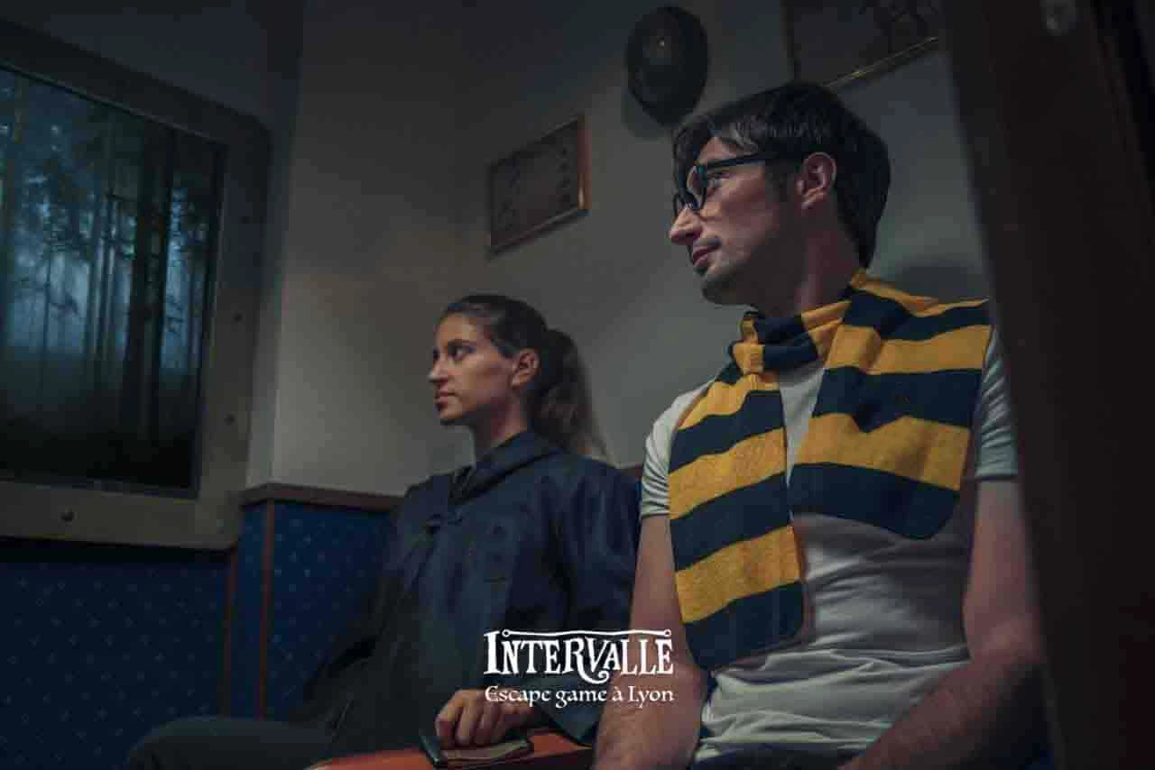 deux magiciens qui jouent a un escape game pour 8 personnes a Lyon